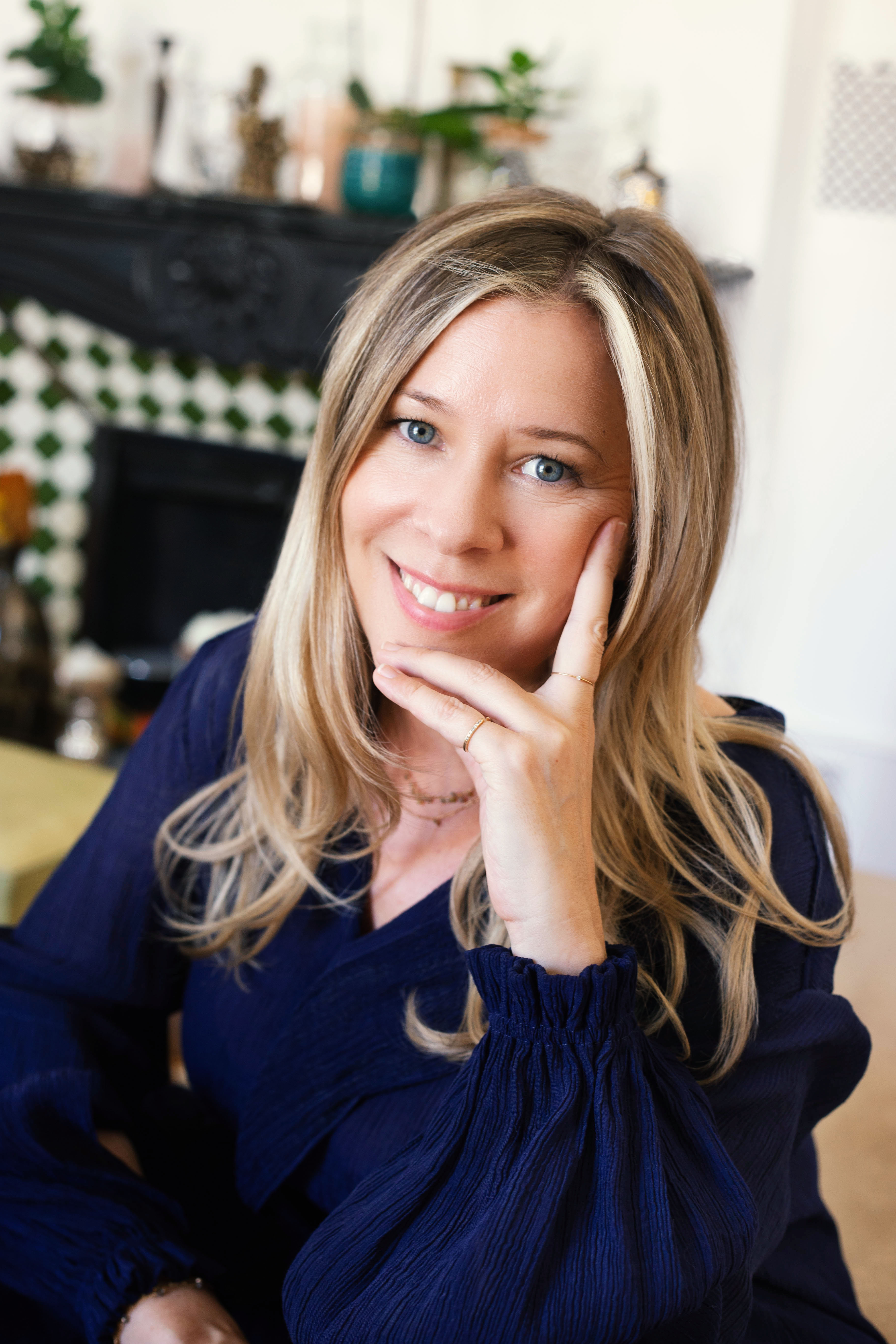 Anne V Mühlethaler, story coach, brand consultant, founder of Le Trente, host of the podcast Out of the Clouds