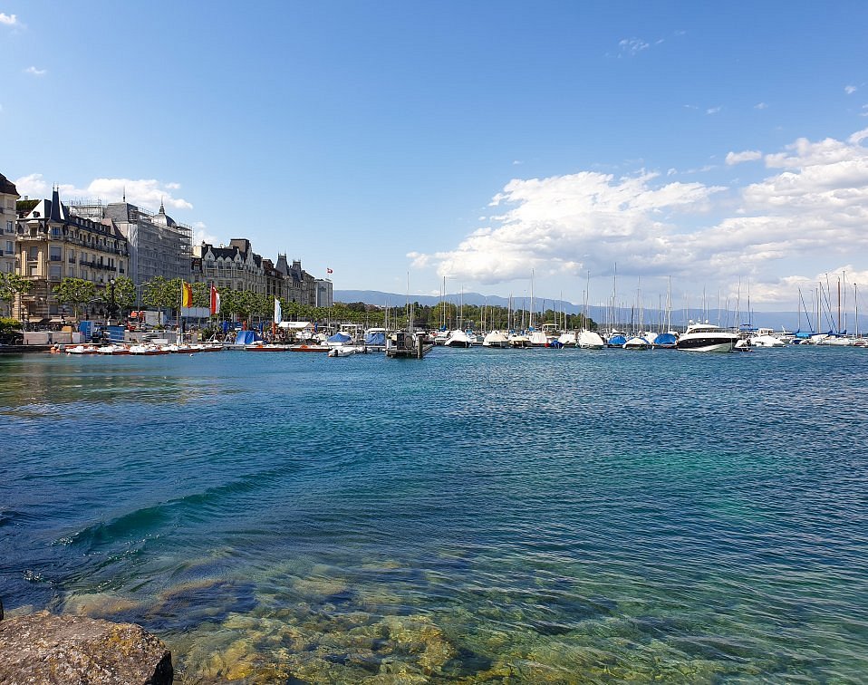 A picture of Lake Geneva, Swizterland, taken from the bridge in Bains des Paquis